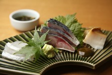 Sashimi using seasonal ingredients