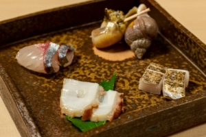 All-you-can-drink omakase nigiri course" with a comparison of carefully selected "superb unni